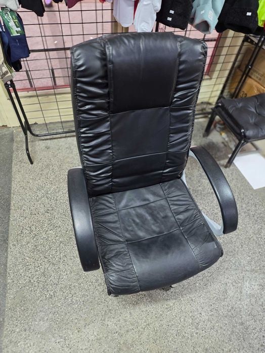 Офис стол черна кожа