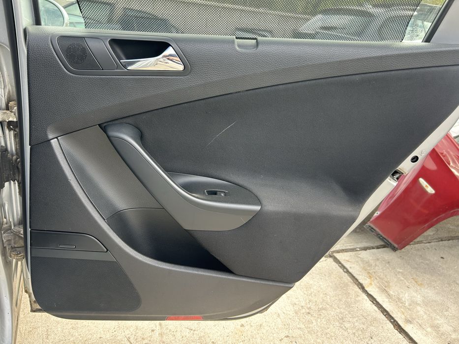 Set fete usi Vw passat b6 break model cu perdelute