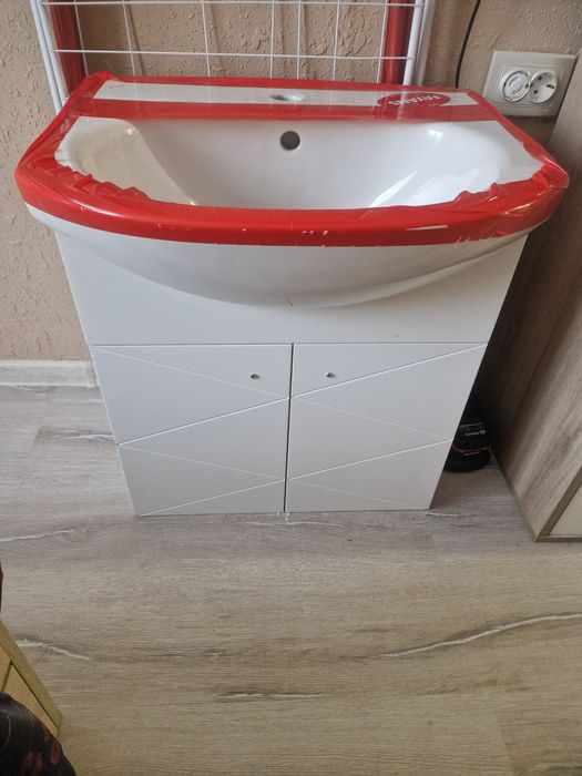 Шкаф за баня с умивалник