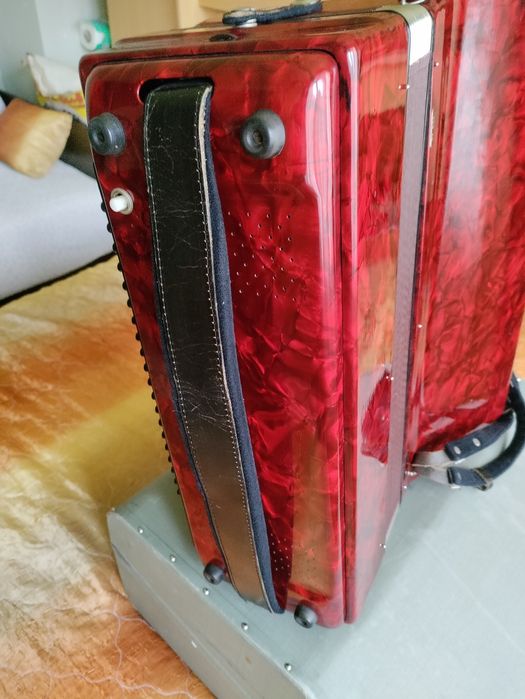 Продавам акордеон ROYAL STANDARD 120баса с куфар