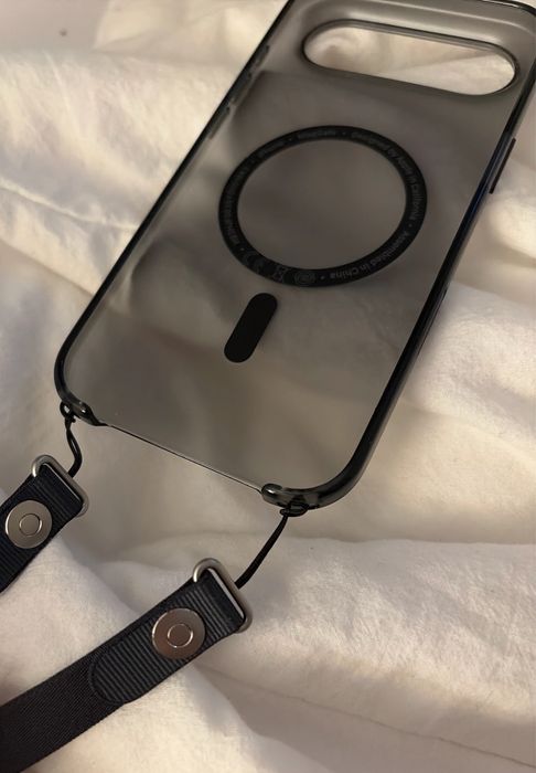 Промо пакет: Връзка Crossbody Strap + Силиконов калъф с лого за iPhone 12/13/14/15/16/17 Plus, Air, Pro и Pro Max