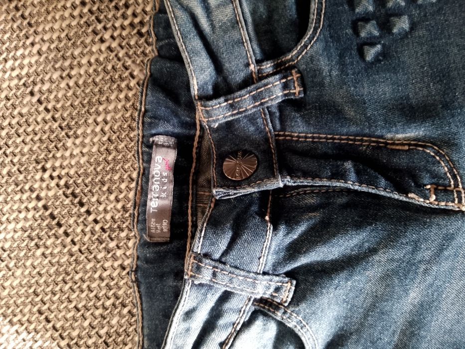 Vând blugi fetițe