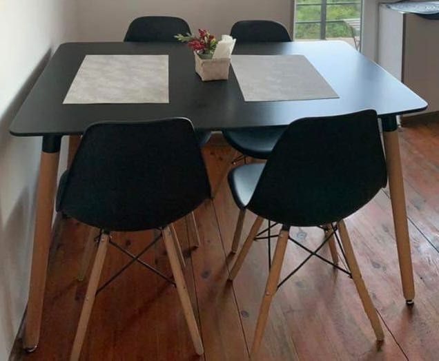 Трапезна маса в черен цвят