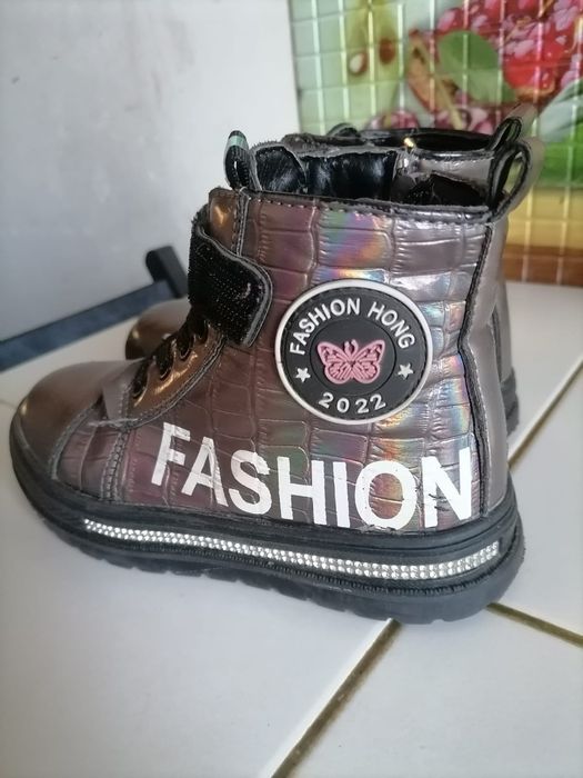 Продам ботиночки весенние размер 28.