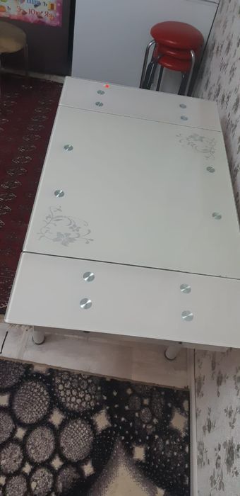 Стол раздвижной.