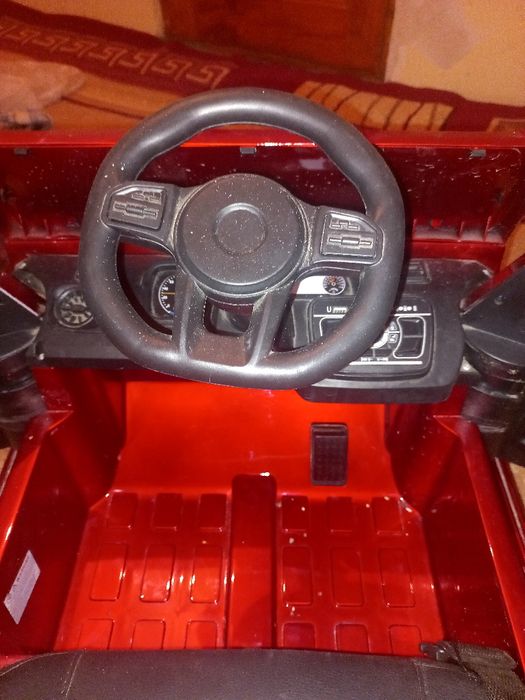 Продам машину красного цвета