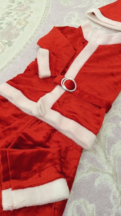 Жаңа жылдық киім сатылады.