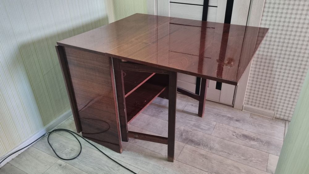 Продаётся стол- тумба-книжка