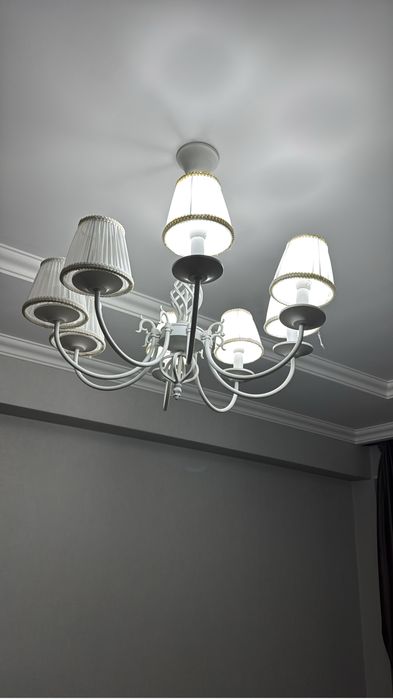 Срочно продам люстры