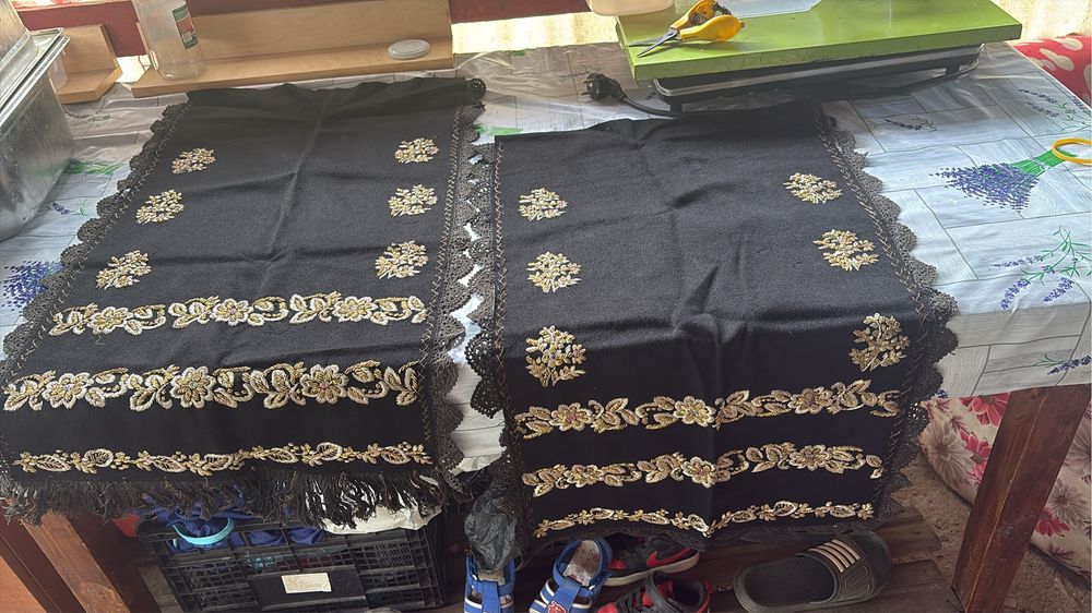 Vând două catrințe iPhone negru cu motive florale aurii completare pentru un costum popular vechi de 100 de ani