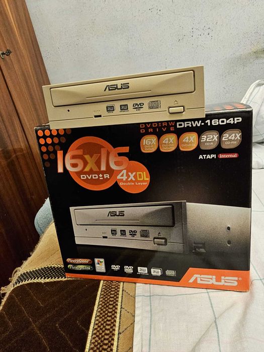 Vand kit PC: placa de baza, procesor, placa e sunet, memorii, DVD writer