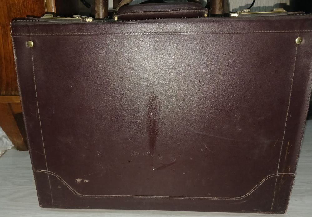 Продавам докторски куфар