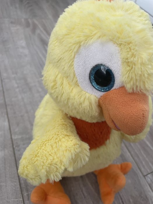 Pui din pluș cu ochi stralucitori