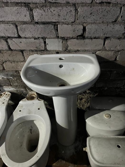 Унитазы, бачки, раковины, б/у, недорого продам.