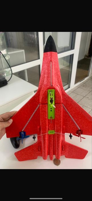 Продам самолёт игрушку  с пультом
