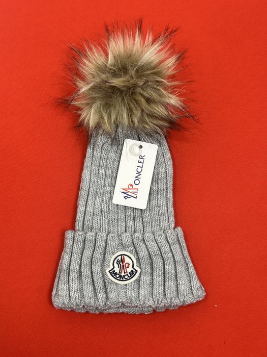 Căciulă gri cu moț Moncler