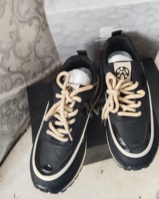 Продам кроссовки