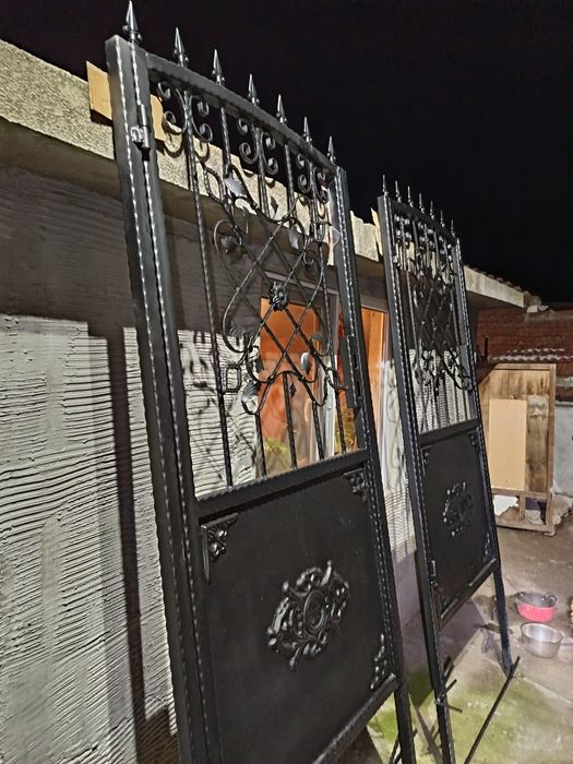 Предлагам изработка, боядисване и поддържане на метални врати, огради