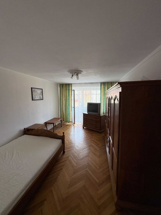 Persoana fizica, inchiriez apartament cu 3 camere ultracentral si mobilat (63 mp), renovat recent, situat in Alba Iulia