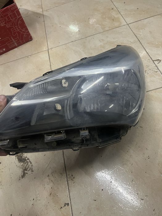 Vand faruri auto