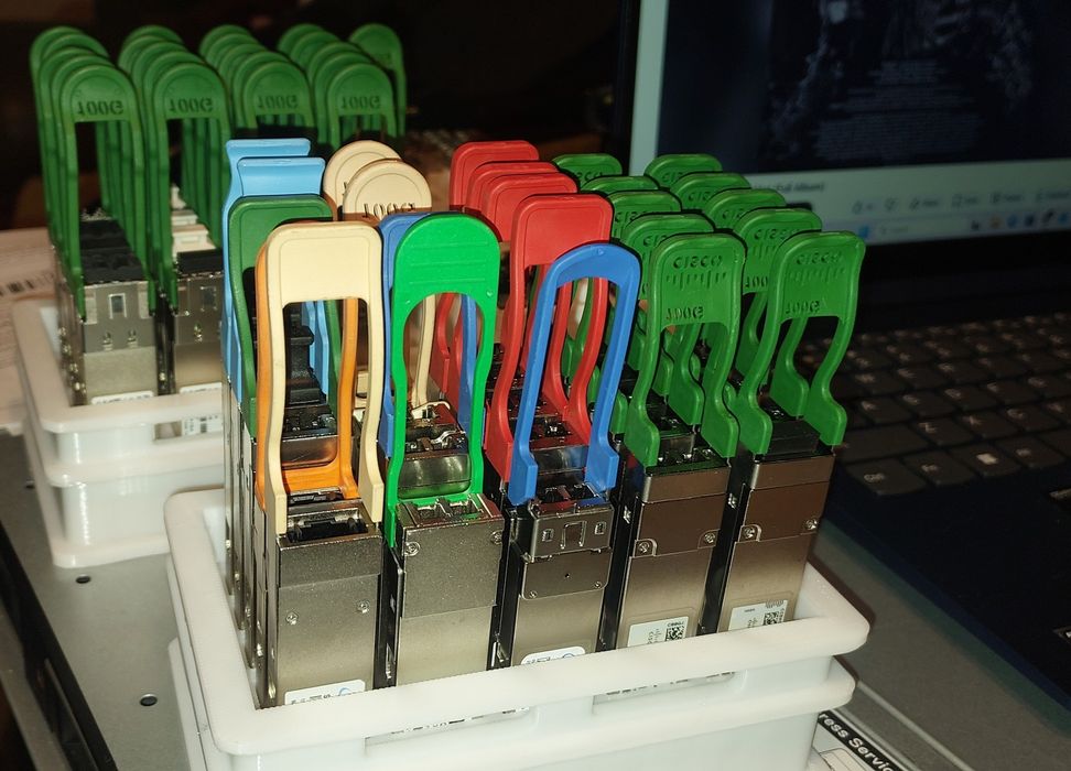 Transceiver QSFP28 FINISAR 100GBase-SR4 Parallel MMF 100m 850nm MPO12