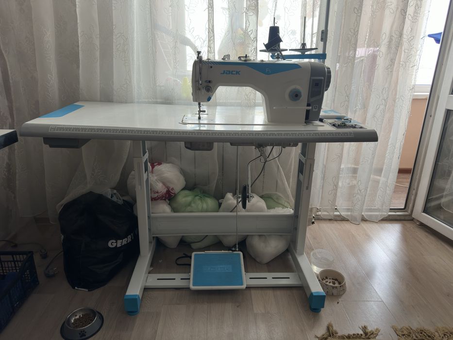 Продам швейную машинку