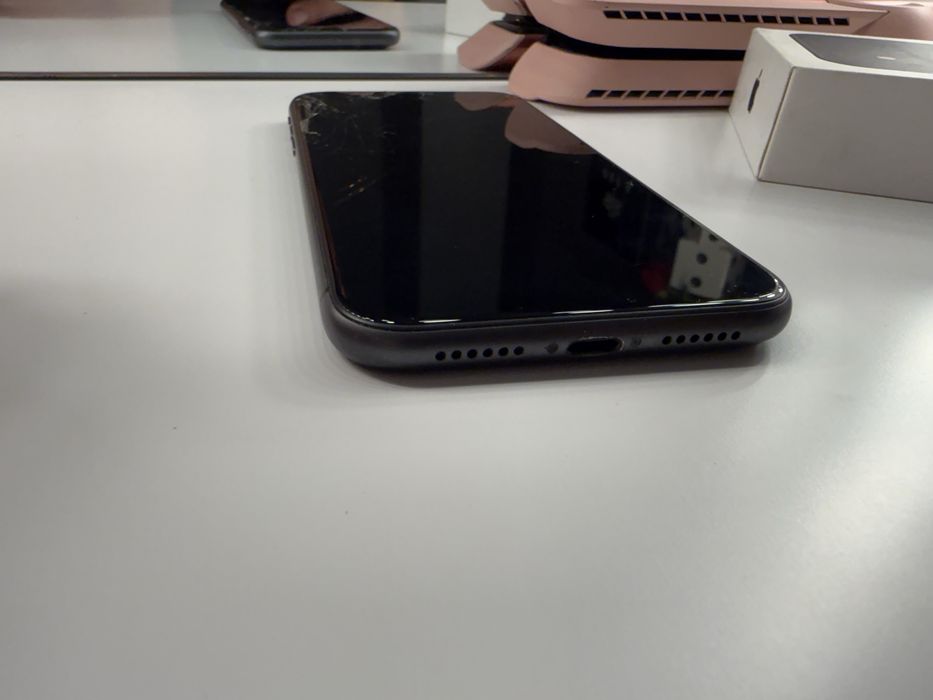 Iphone 11 cu ecranu fisurat
