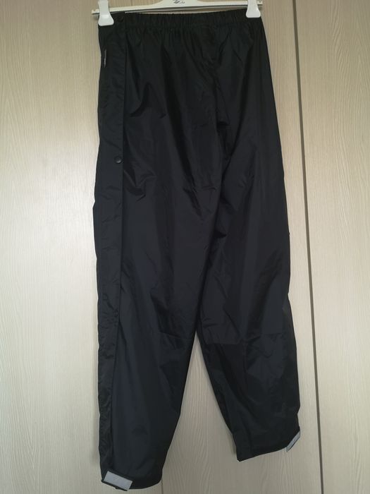 Pantaloni impermeabili rezistenti la ploaie si vant