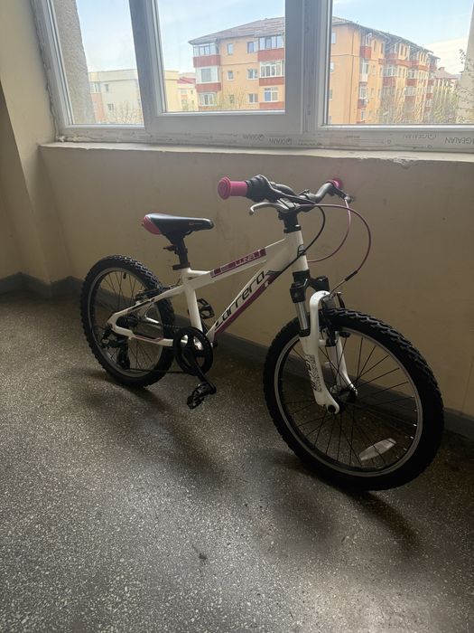 Bicicletă Fete Carrera Luna – Cadru Aluminiu, Schimbător Shimano, Furcă cu Suspensie