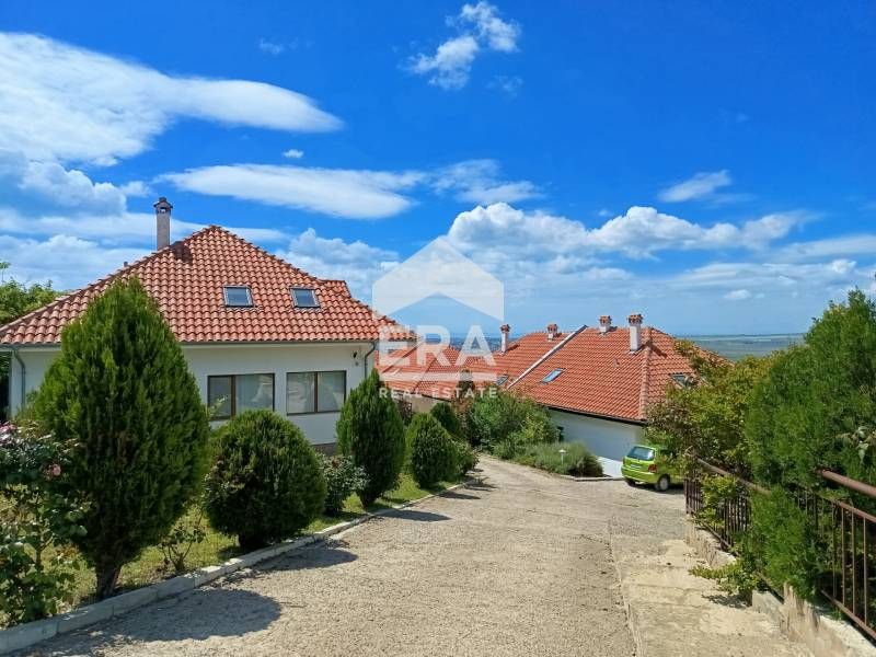 Къща на 3 километра от плажа и с изглед към залива на Слънчев Бряг