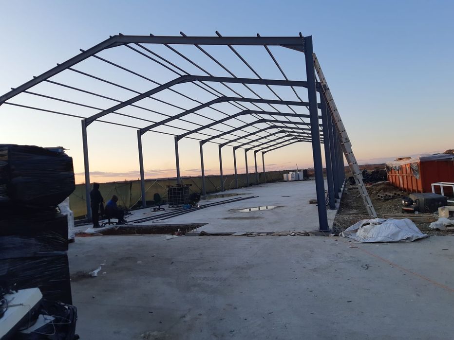Vând o structură metalică 12 m deschidere în două ape lățime din profi