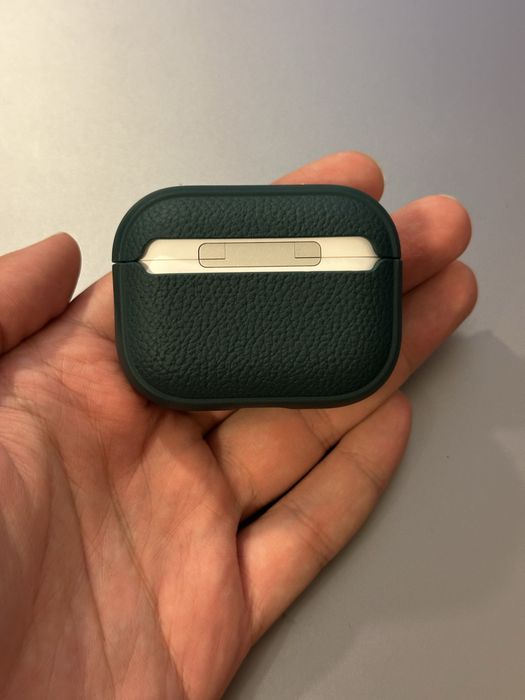 Apple AirPods Pro 3 - почти чисто нови