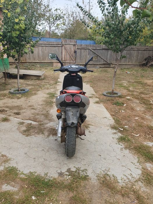 Vând scuter aprilia sr