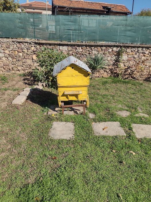 Продавам пчелни кошери дадан блат използвани 4 броя.