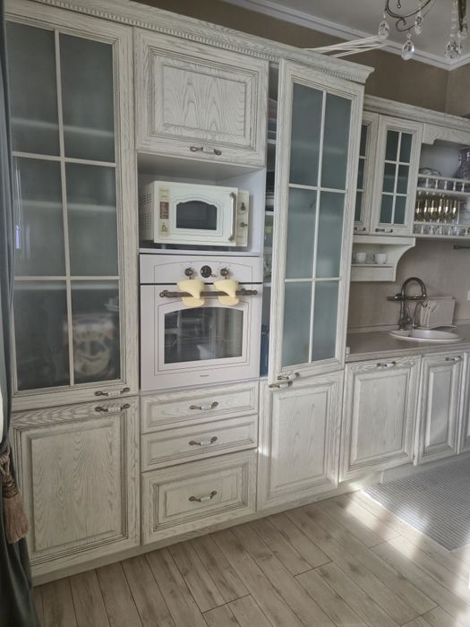 Продам угловой кухонный гарнитур светло-бежевый с техникой