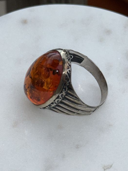 Мъжки сребърен пръстен с кехлибарен камък