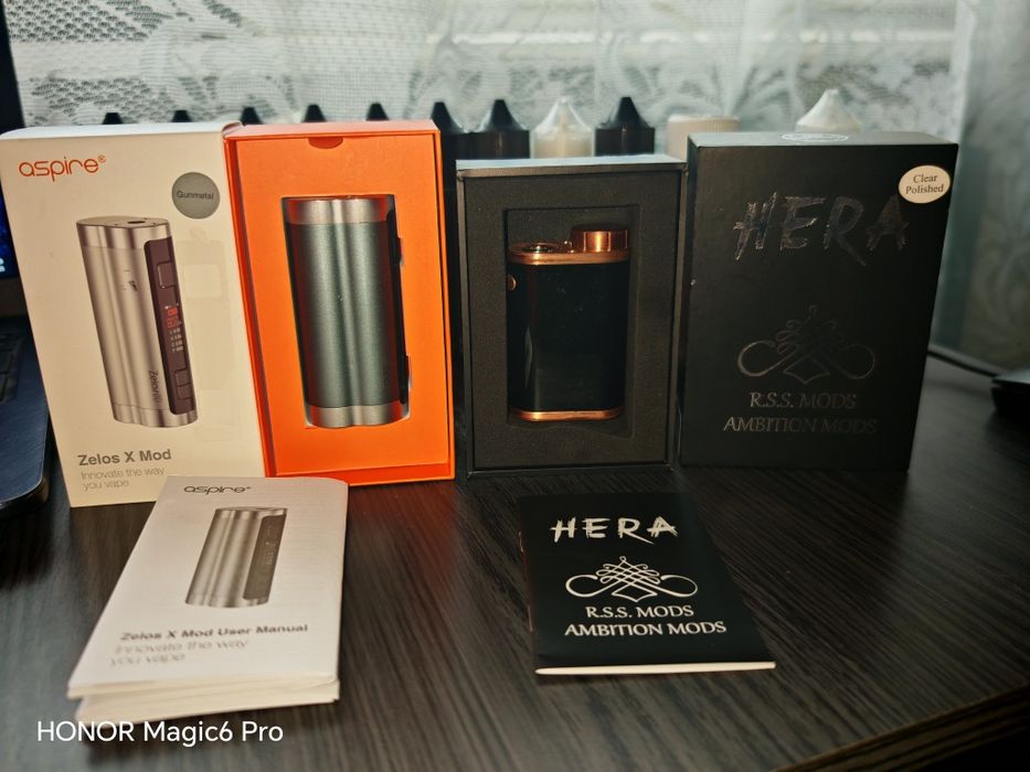 Vând două moduri in stare foarte bună,un atomizor Hera + 3 acumulatori