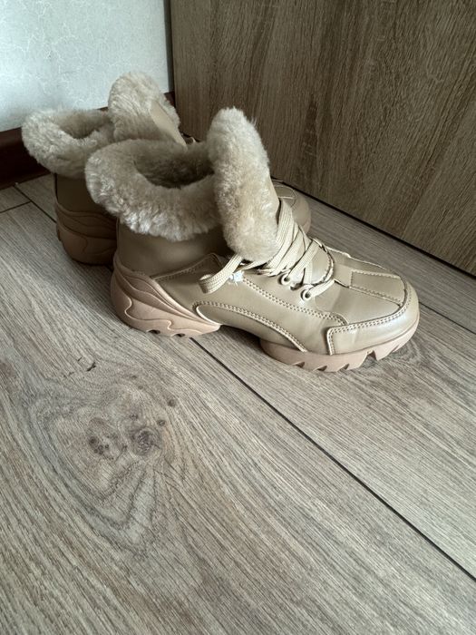 Кроссовки женские