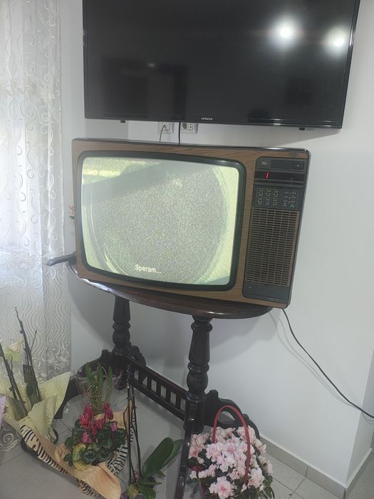 Televizor vechi din lemn cu tub, Philips,functional