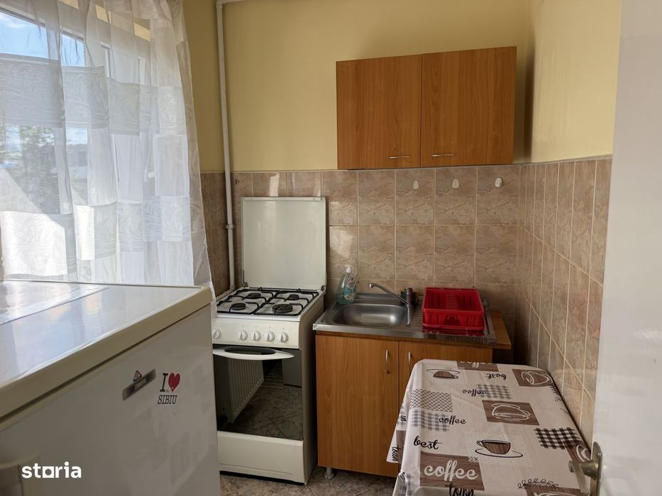 garsoniera bd victoriei sub arini  et 2 aproape de facultate