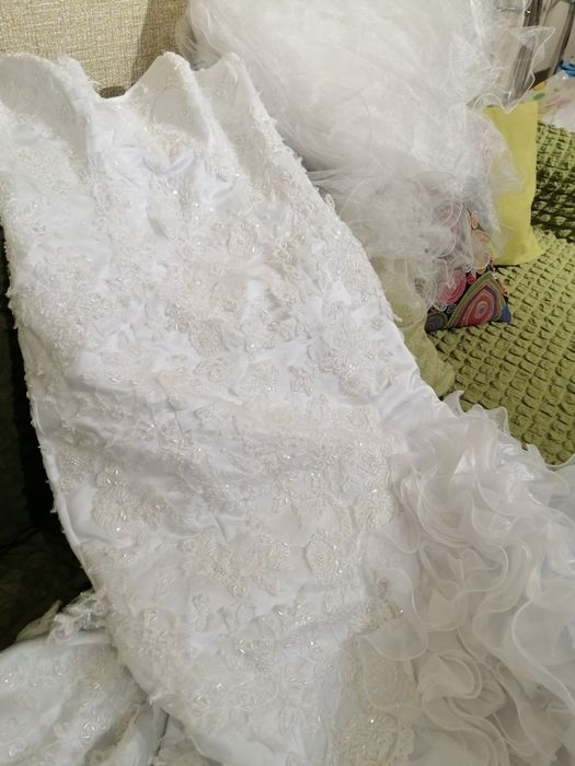 Свадебное атласное платье. 30000.