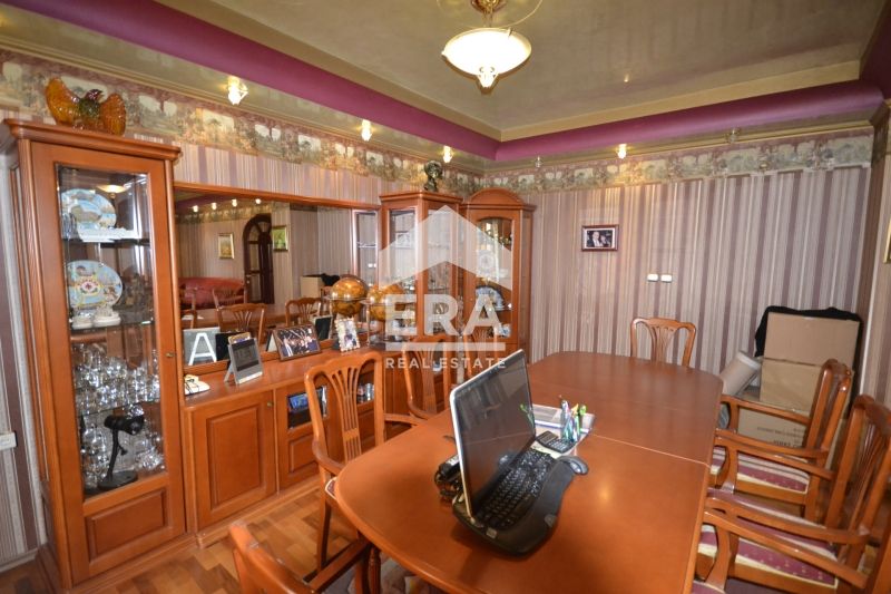 Продава се уникален многостаен апартамент в кв. Каменни Хасково