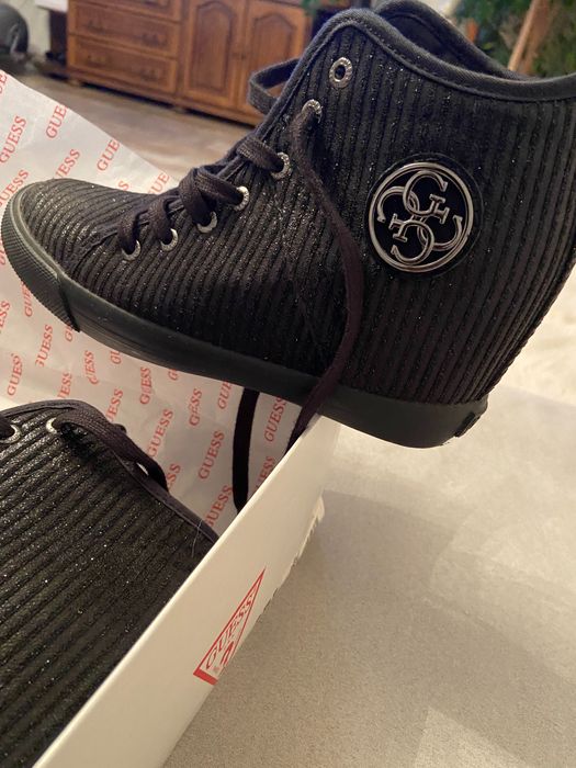 обувки Guess на скрита платформа