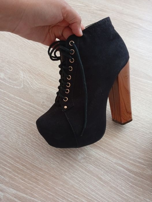 Продавам рокля с боти