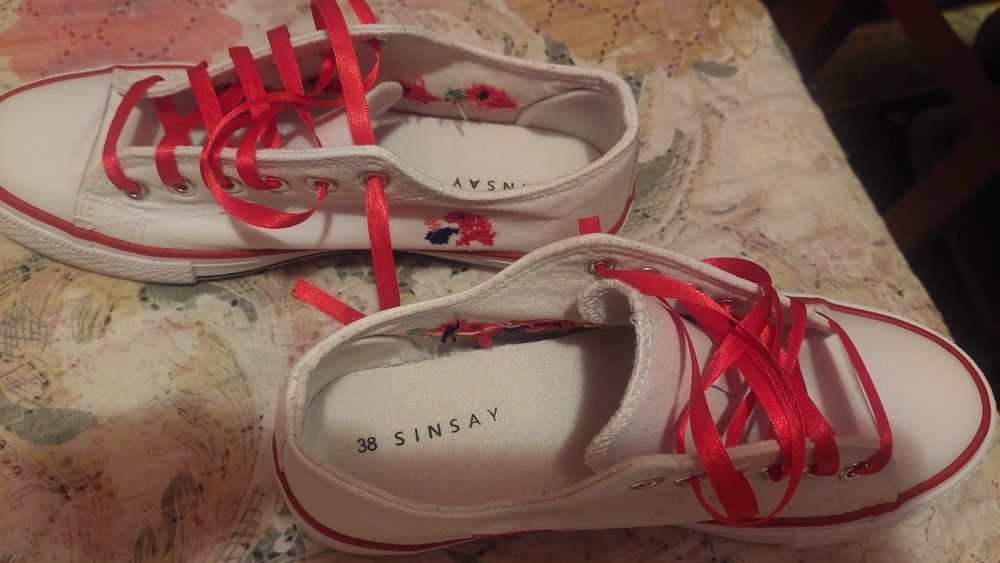 Дамски кецове с ръчно бродирана шевица