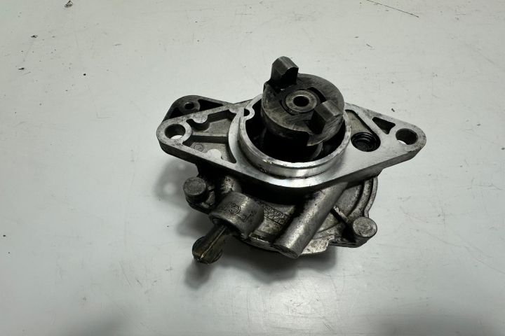 Pompa vacuum 1.3 d 73501167 Opel Corsa C (facelift) seria