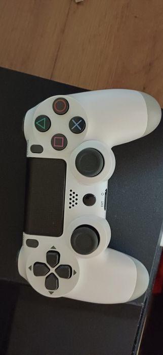 Vând consola PlayStation 4 Slim cu o capacitate de stocare de 512GB.