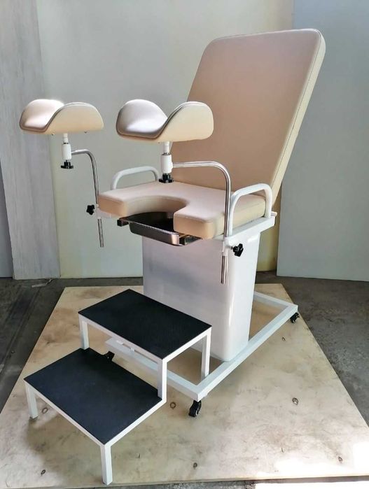 Гинекологическое кресло смотровое.