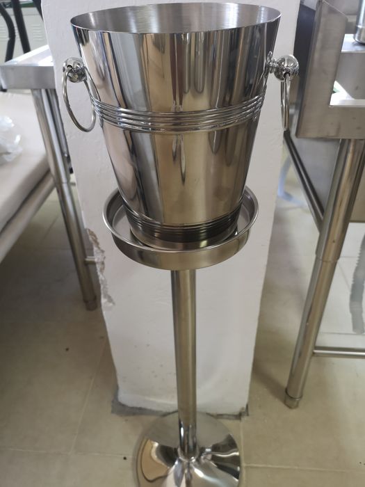 Шампаниера Чисто нова комплект със стойка.