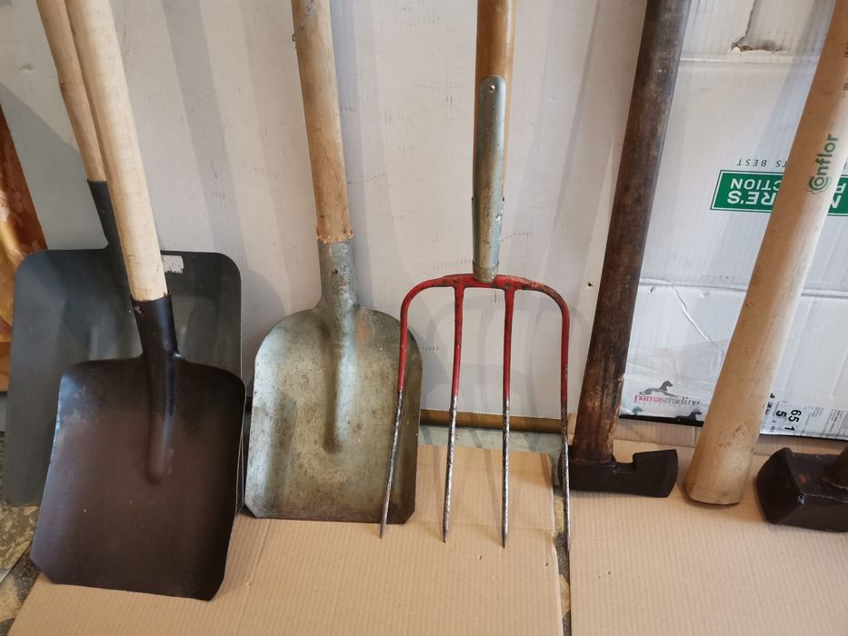 Sapă, lopată, furcă , secure, târnăcop,foarfece crengi  etc